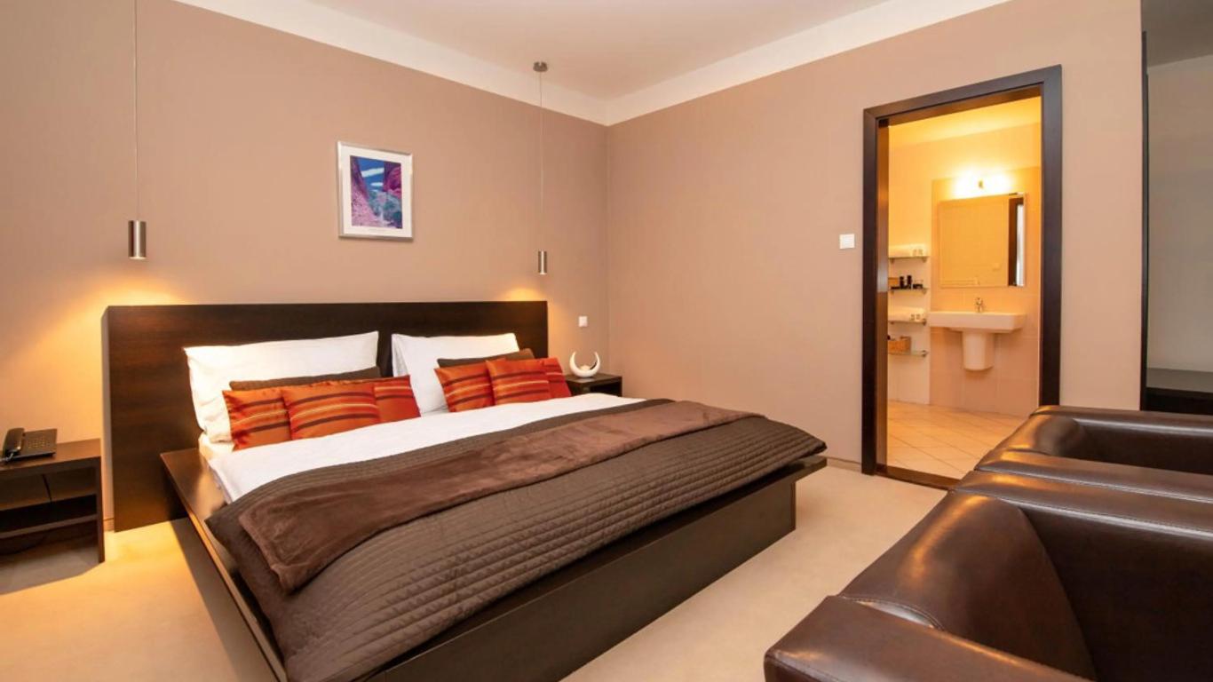 Aston Hotel