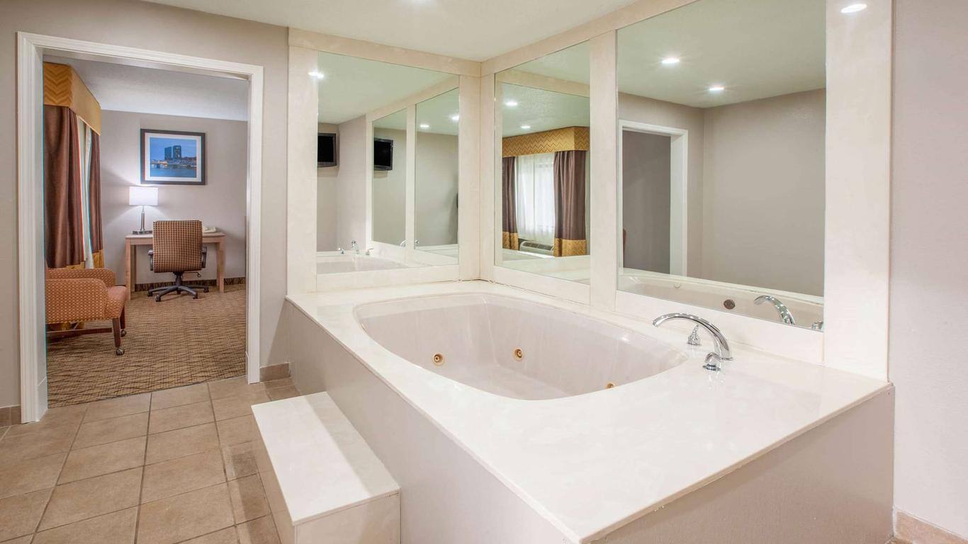 Baymont by Wyndham Grand Rapids Airport