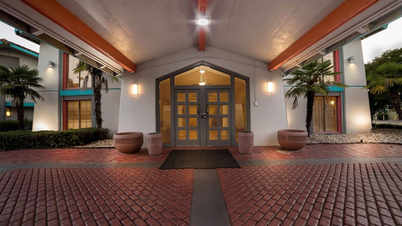 Howard Johnson by Wyndham Columbus Fort Moore