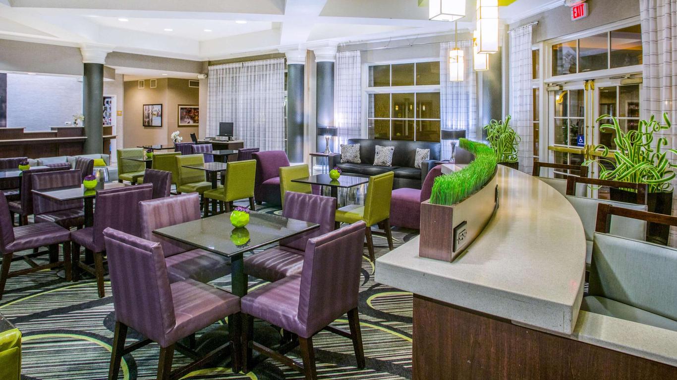 La Quinta Inn & Suites by Wyndham St. Louis Westport