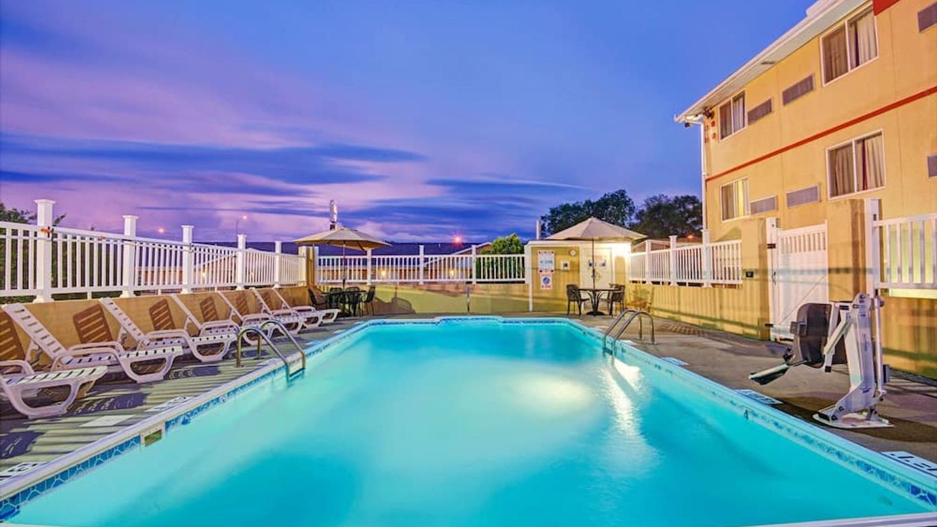 Super 8 by Wyndham Independence Kansas City