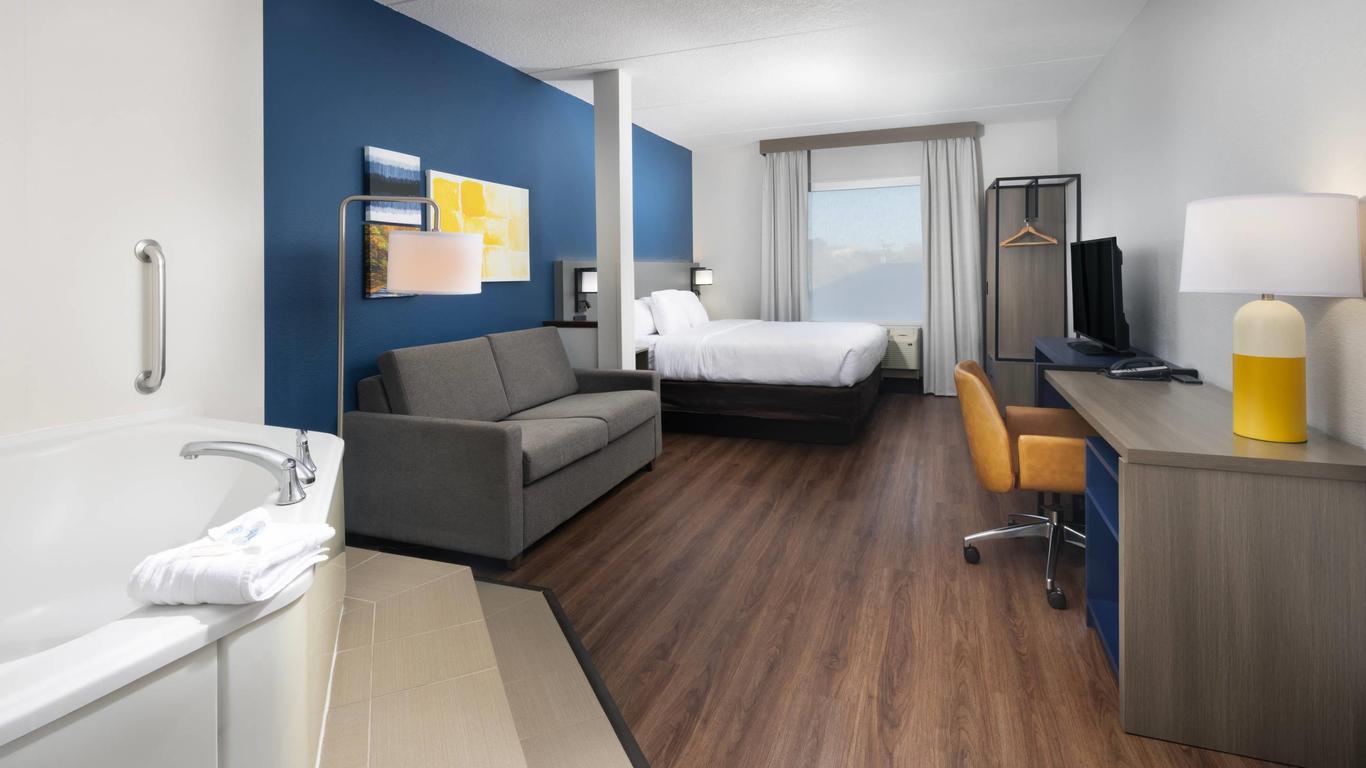 Comfort Suites Outlet Center