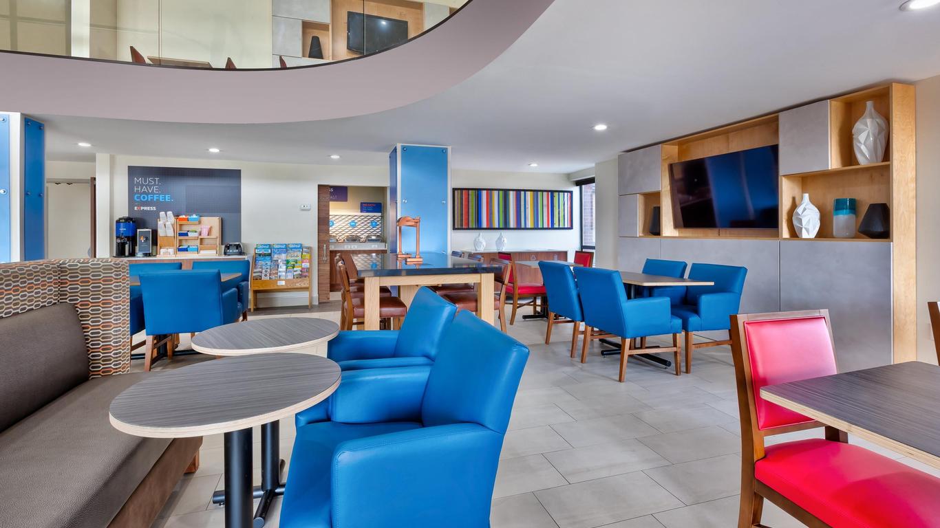 Holiday Inn Express Detroit-Warren/General Motors Technology Center By IHG