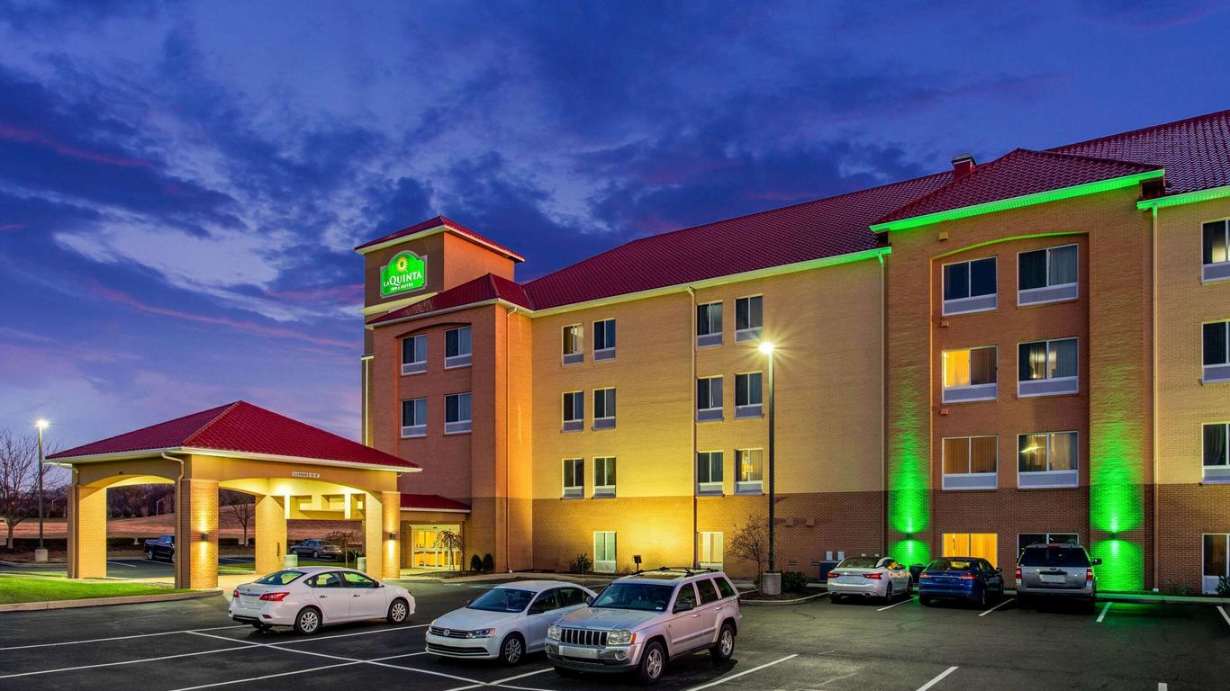 La Quinta Inn & Suites by Wyndham Indianapolis Airport West