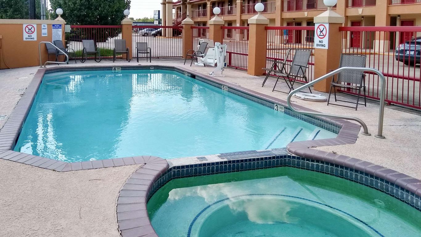 Econo Lodge Inn & Suites West - Energy Corridor