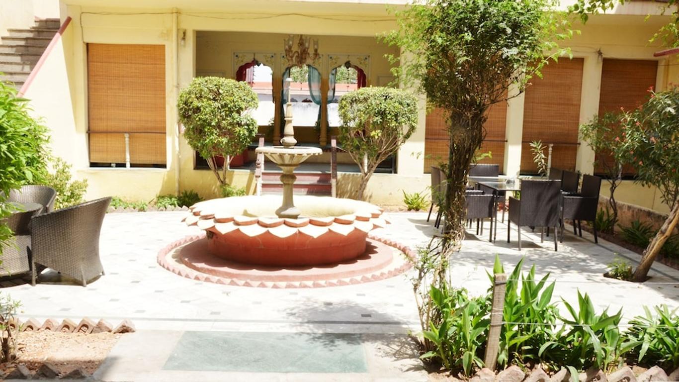 OYO 45425 Hotel Karnot Mahal