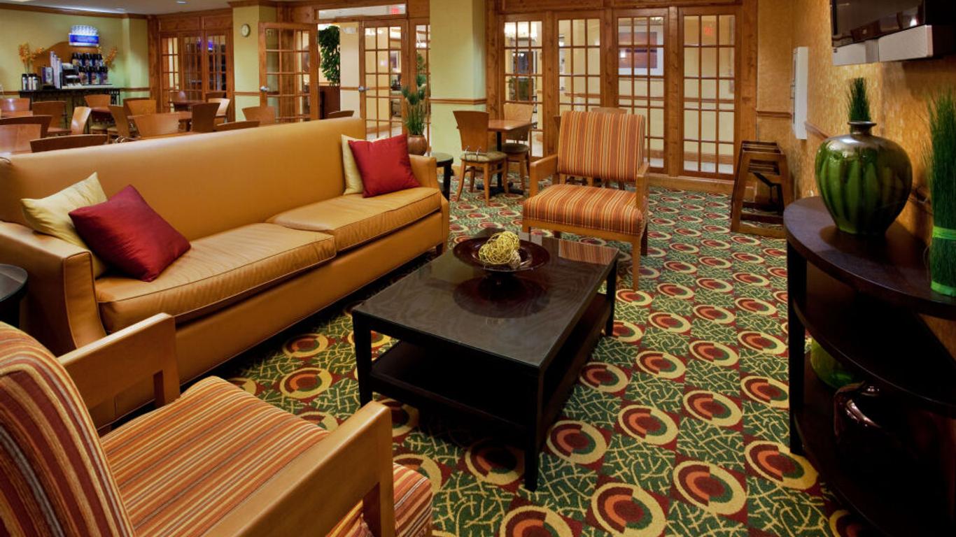 Holiday Inn Express & Suites Charleston-North