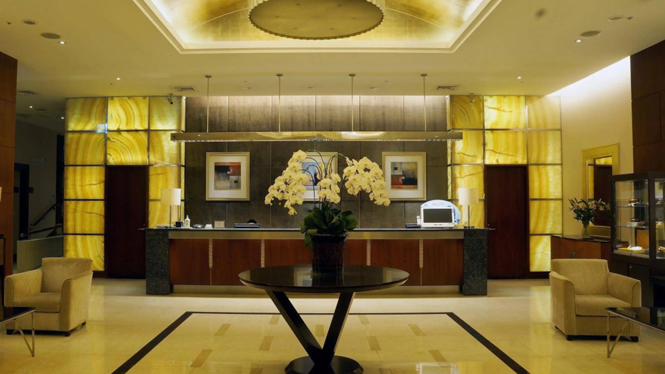 City Lake Hotel