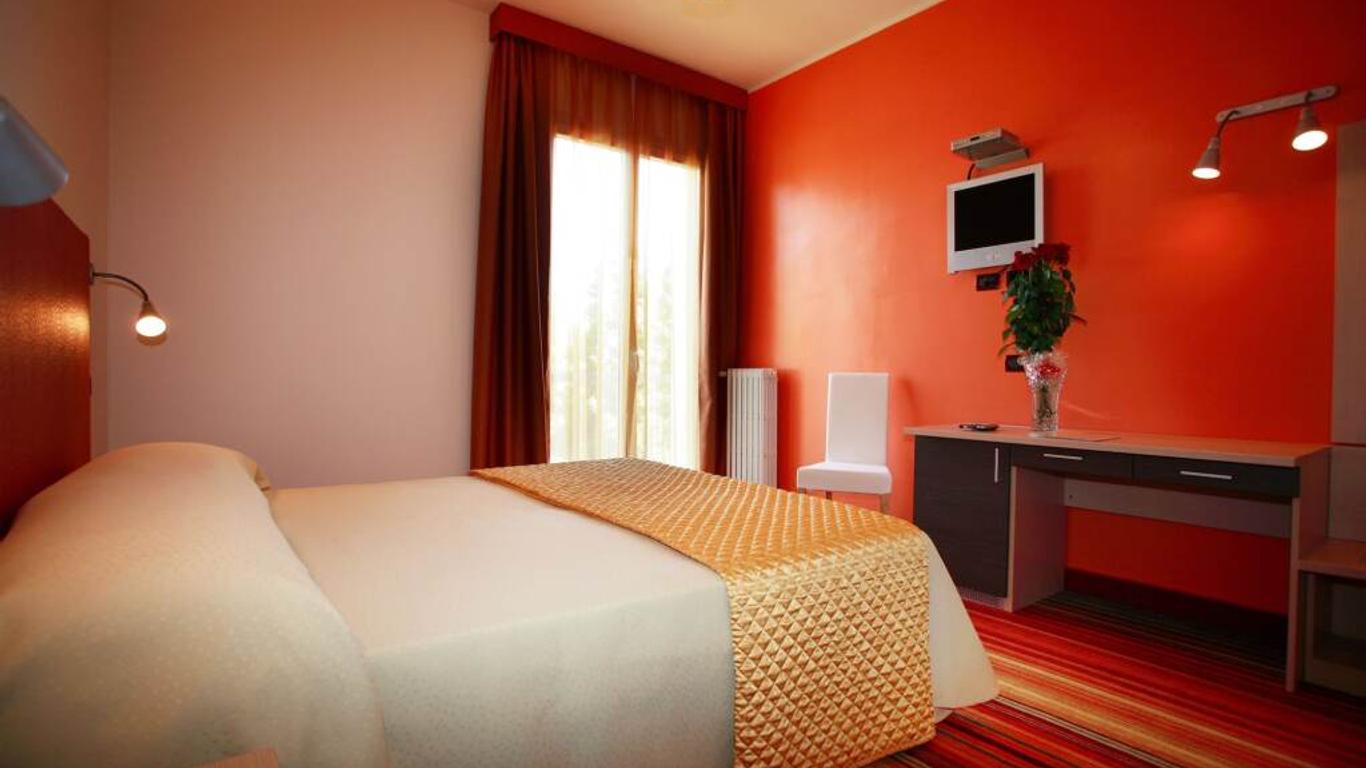 Hi Hotels Sirmione - Lakeview Pool
