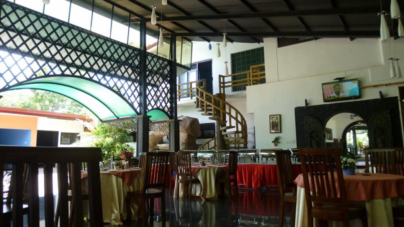 Grand Crown Hotel