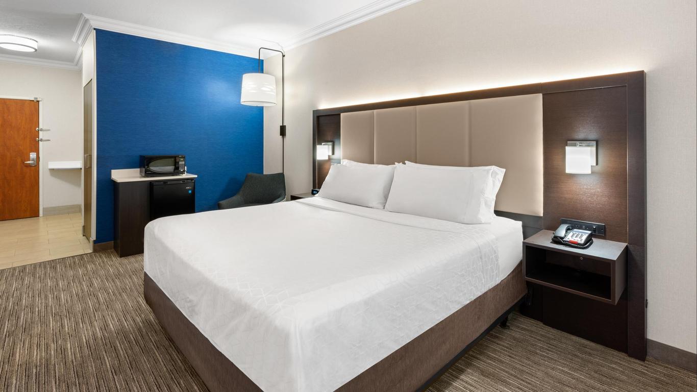 Holiday Inn Express & Suites Klamath, An IHG Hotel