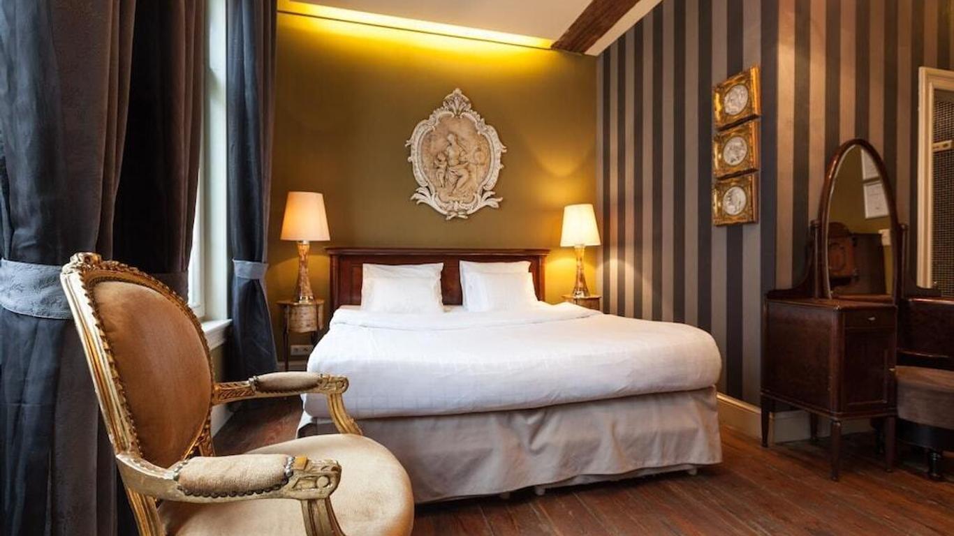 Hotel Diamonds and Pearls