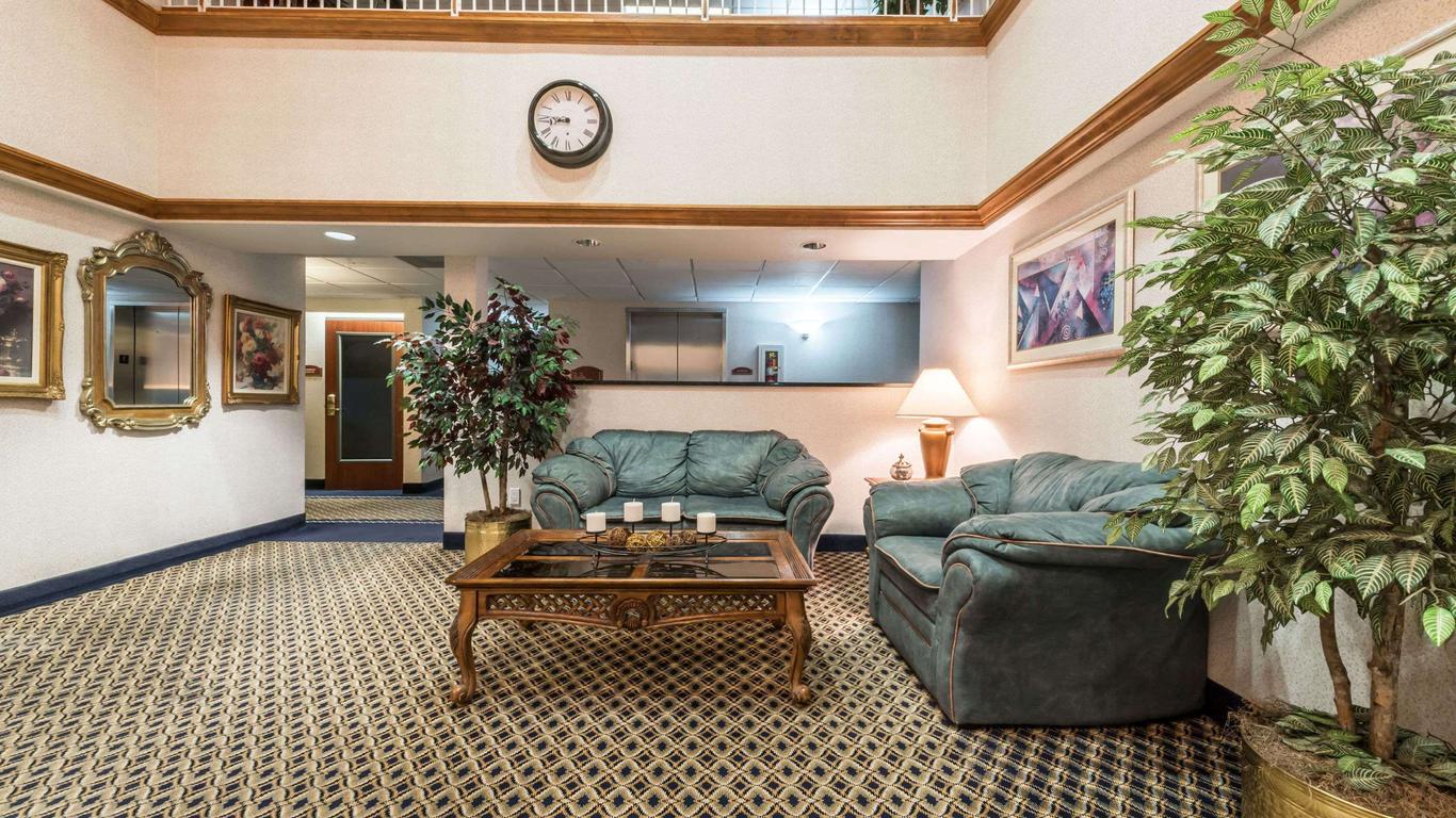 Super 8 by Wyndham Weatherford