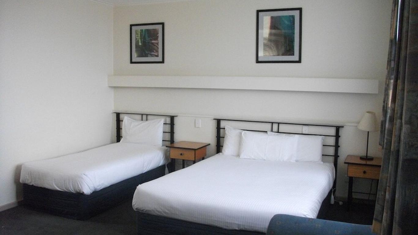 Overlander Hotel Motel