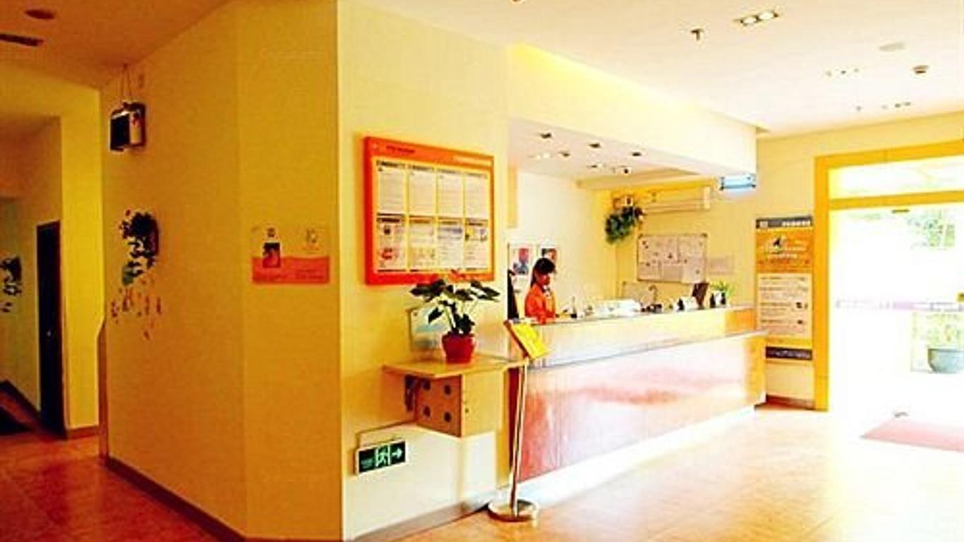 7 Days Inn Stadium(Originally was 7 Days Inn Longhua)