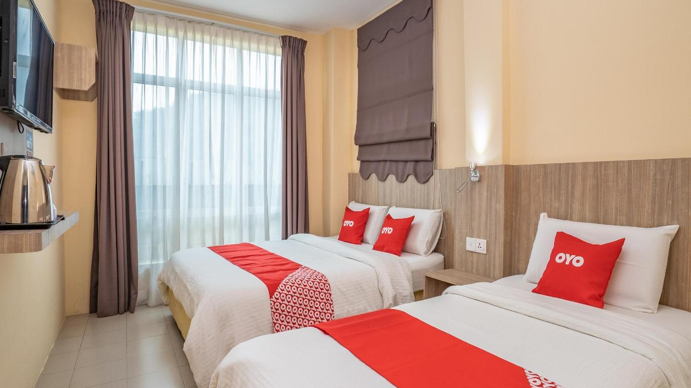 OYO 44078 The Island Hotel