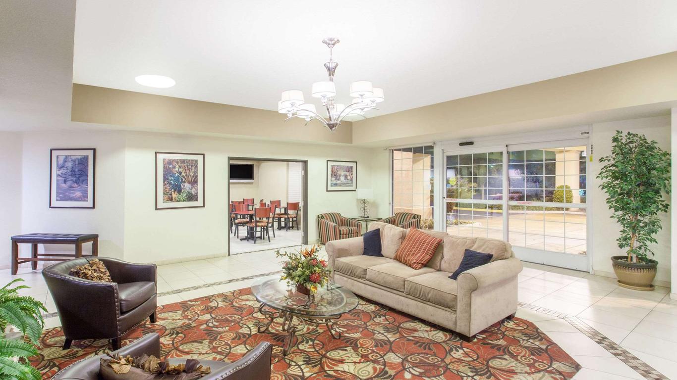 Ramada by Wyndham Fresno Northwest
