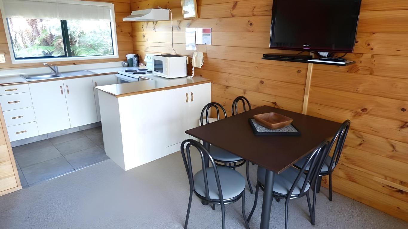 Cedarwood Lakeside Motel & Conference Venue
