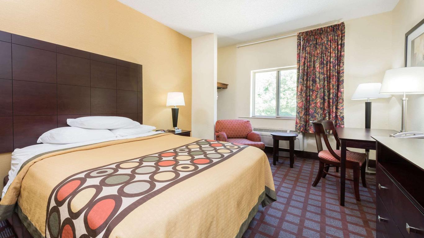 Super 8 by Wyndham Bloomington