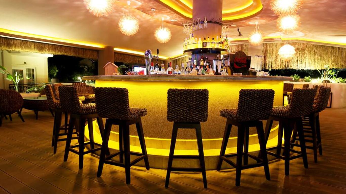 Pinehill Hotel & Suites