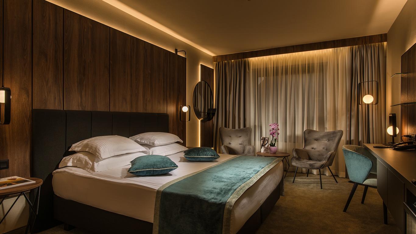 Rosslyn Central Park Hotel