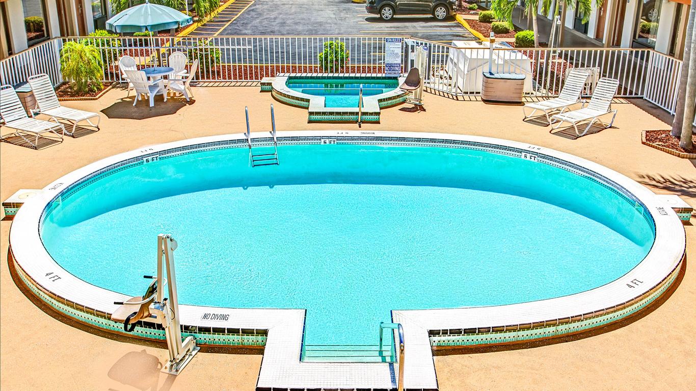 Days Inn by Wyndham St. Petersburg Central