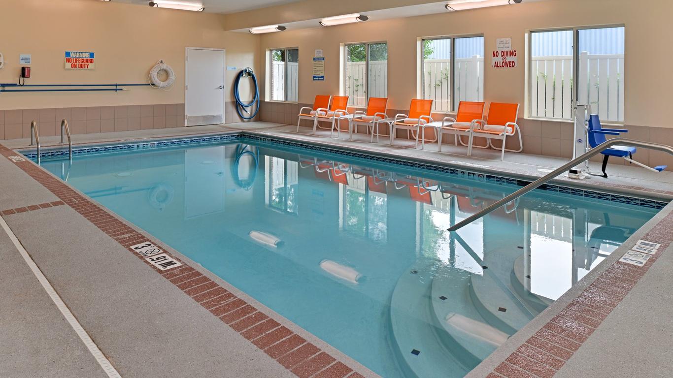 Holiday Inn Express Hotel & Suites Cincinnati-Blue Ash, An IHG Hotel